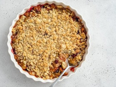 Boskie crumble z rabarbarem. Najprostszy przepis, jaki znam. Szybkie ciasto z rabarbarem i kruszonką najlepiej smakuje na ciepło z lodami