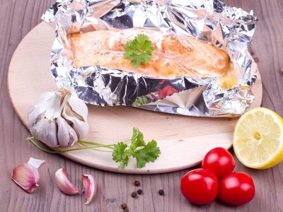 Łosoś pieczony z cytryną i pietruszką. Wypróbuj najlepszy sposób na idealnie upieczoną rybę. Wyjaśniamy też, ile piec łososia