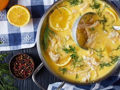 Cytrynowa zupa z cukinii z kurczakiem i makaronem orzo. Jej smak powala na kolana. Wypróbuj prosty przepis na pyszną, pożywną zupę