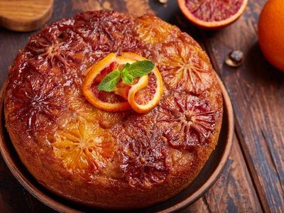 Wilgotne ciasto pomarańczowe nasączone pysznym syropem. Cudownie smakuje i pięknie wygląda. Wypróbuj przepis na pyszny deser