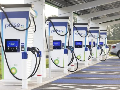 Samochody elektryczne kiepsko się sprzedają. Gigant paliwowy zmienia plany dotyczące stacji ładowania