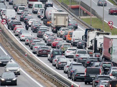 Co dalej z podatkiem od aut spalinowych? Wiceminister powiedział wprost