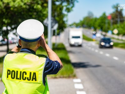 Chciał zepchnąć radiowóz do rowu. Policji tłumaczył, że swoim audi pryska sad