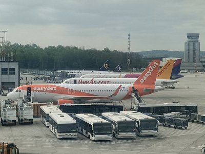 Koniec z limitem płynów i wyciąganiem elektroniki. Rewolucja na lotnisku, na razie jednym