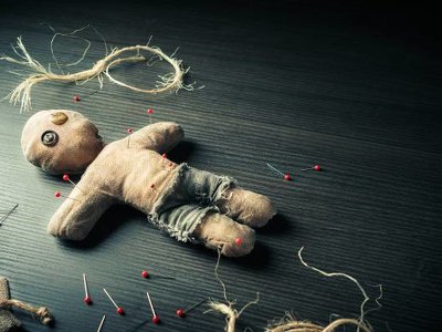 Ta zabawka w niepowołanych rękach może wyrządzić krzywdę. Poznaj moc laleczki voodoo