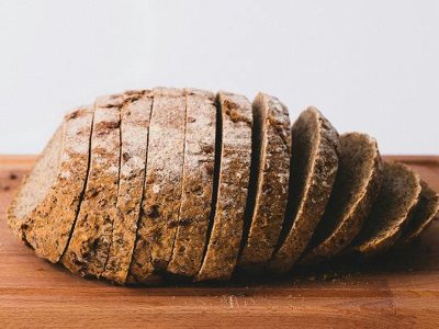 Dlaczego chleb podrożał? Sprawdź, jak obecnie kształtują się ceny pieczywa. Ile można przechowywać chleb i jak go odświeżyć? Wyjaśniamy