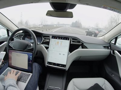 Autopilot Tesli zamieszany w setki wypadków, w tym również śmiertelne