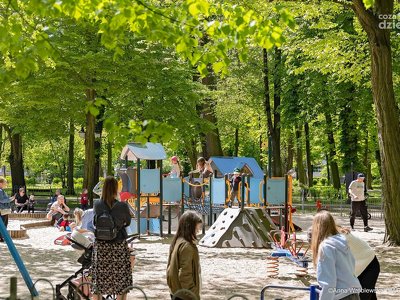 Wymieniają piasek w piaskownicach
