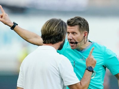 Arbiter z widłami przy linii bocznej. Mecz natychmiast przerwany, wideo krąży po sieci