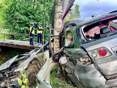 Tragiczny wypadek nastolatków. Mazda przełamała się na pół. Nie żyje 18-latek
