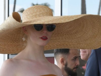 Anya Taylor-Joy w słomkowym kapeluszu. To nakrycie głowy będzie hitem lata