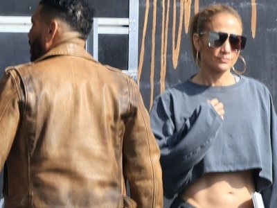 Rozpromieniona Jennifer Lopez z odsłoniętym brzuchem. Tak walczy z plotkami?