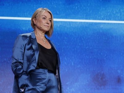 Esther Perel: jak to możliwe, że mamy setki znajomych, a nie ma kto nakarmić nam kota?