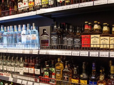Zakaz alkoholu na stacjach? Prawie połowa Polaków go popiera