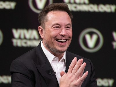 Elon Musk na Bali.  Uruchamia usługę Internetu SpaceX