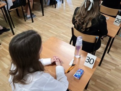Matura z języka polskiego 2024 na poziomie rozszerzonym. Wymagania egzaminacyjne i najważniejsze zagadnienia. Jakie lektury są obowiązkowe?
