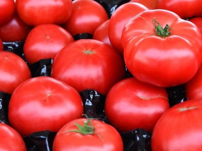 Pomidory coraz tańsze. Ale na targu spotkamy też ceny grozy