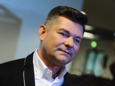 Zenek Martyniuk spakował walizki i opuszcza kraj. U jego boku blondwłosa piękność