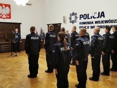 Ile zarabia policjant? Oto najnowsze stawki z dokładnością co do złotówki! Od kursanta do komendanta