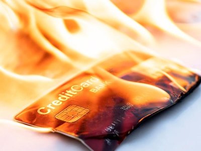 Amerykanie nie radzą sobie z długami. Karty kredytowe Zetek ledwo zipią