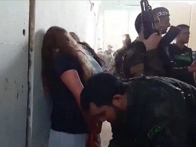 Zakrwawione żołnierki. Nowe nagranie porwanych przez Hamas