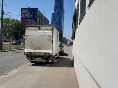 Z chodnika zrobili sobie strefę dostaw