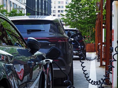 Mateusz Morawiecki obiecał milion aut elektrycznych. Rząd Tuska składa nową deklarację