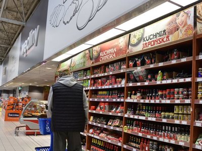 Znana sieć marketów zamyka dwa sklepy. Pracownicy na bruku, towar za bezcen