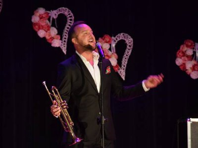 Mateusz Mijal porwał widownię podczas koncertu z okazji Powiatowego Dnia Matki w Rymanowie [ZDJĘCIA]