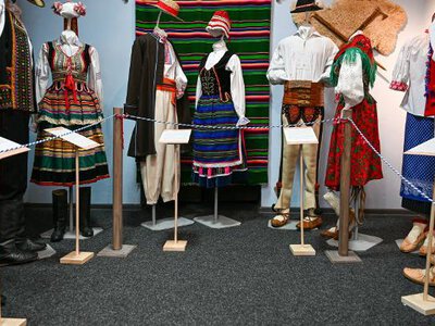 Wystawa „Polski strój narodowy i regionalny - tradycja i nowe aranżacje” w Muzeum Regionalnym w Dębicy [ZDJĘCIA]