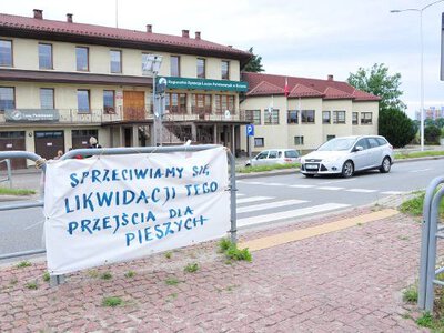 Przejście dla pieszych na DK28 w Krośnie nie zostanie zlikwidowane. Będzie zamontowana sygnalizacja świetlna? [ZDJĘCIA]