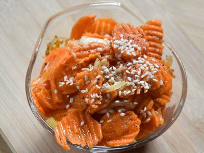 Aromatyczna marchewka po koreańsku do obiadu. Tę surówkę możesz jeść bez opamiętania Podaję ją do kotletów schabowych i pulpetów