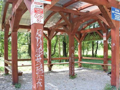 Bazgroły, porozrzucane śmieci a nawet ognisko. Kto dewastuje altanę morsów nad Wisłokiem w Krośnie? [ZDJĘCIA]