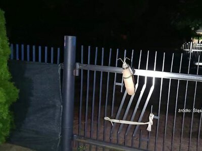 Bombę ktoś zawiesił na ogrodzeniu posesji. Fot. Policja Śląska