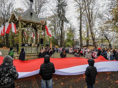 Społeczność Szkoły Podstawowej nr 2 w Jaśle w hołdzie Niepodległej. Koncert pieśni patriotycznych w jasielskim parku