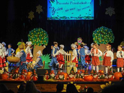 Przegląd Piosenki Przedszkolnej „Jesień nie musi być smutna” w Jaśle. Przedszkolaki zawładnęły sceną Jasielskiego Domu Kultury