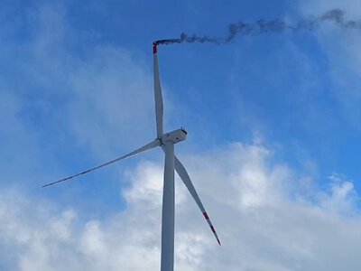 Płonie śmigło turbiny wiatrowej w Sulechówku (źródło: Adam Wójcik)