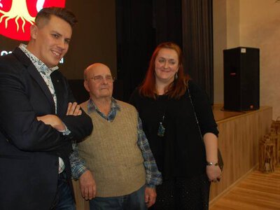 Tłumy na premierze filmu o artyście Antonim Bolku z Załęża. Dokument ukazuje w pełni osobowość mistrza dłuta