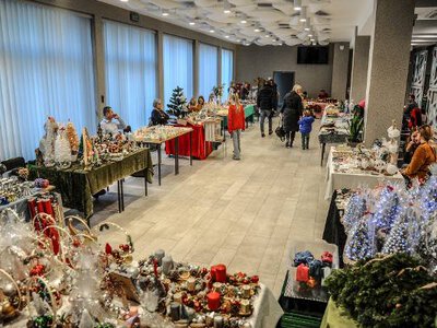 Powiew świąt w Jasielskim Domu Kultury. Bożonarodzeniowy kiermasz rękodzieła artystycznego
