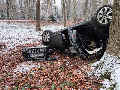 Dachowali audi w Łaskach i uciekli. Jeden z pasażerów miał przy sobie narkotyki
