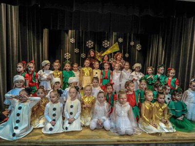 Koncert bożonarodzeniowy „Iskierek” w Młodzieżowym Domu Kultury w Jaśle. „Raduj się, śpiewaj pieśń” w świątecznej atmosferze