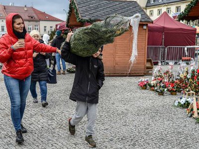 W Jaśle rozpoczął się dwudniowy jarmark bożonarodzeniowy. Co dzieje się na rynku? Zobaczcie na zdjęciach