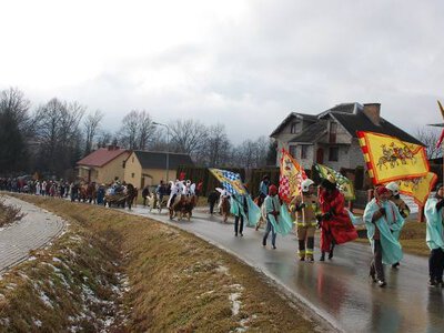 VII Orszak Trzech Króli w Nienaszowie koło Jasła. Uroczystość Objawienia Pańskiego zwieńczona barwnymi ulicznymi jasełkami