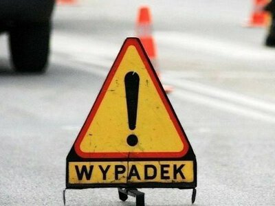 Tragiczny wypadek w Jaśle. Kierowca opla corsy uderzył w drzewo oraz ogrodzenie i zginął na miejscu
