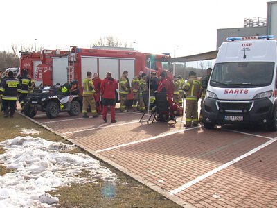 Ponad 100 funkcjonariuszy przeczesuje okolice przejazdu kolejowego nad Białką. Fot. TVP3 Katowice