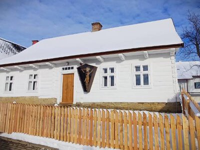 Szpitalka w Dębowcu uratowana przed zniszczeniem. Zakończył się remont zabytkowego „Domu dla Ubogich”
