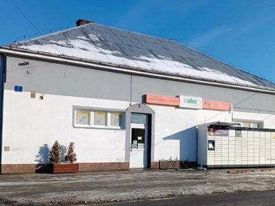 Zagrzybiały budynek gminy Miejsce Piastowe. Przed świętami mieszkańcy Rogów kupowali tam chleb