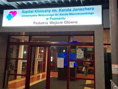 Gniezno, ojczym maltretował 5-latkę. Dziewczynka trafiła do szpitala (fot. policja.pl)