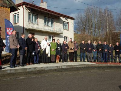 Nowy chodnik w Zawadce Osieckiej. Droga powiatowa została poszerzona do 6 metrów