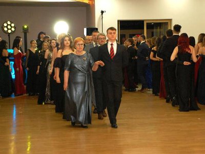 Studniówka Liceum Ogólnokształcącego w Rymanowie. Uczniowie pięciu klas bawili się w „Dwóch Sercach” w Krośnie